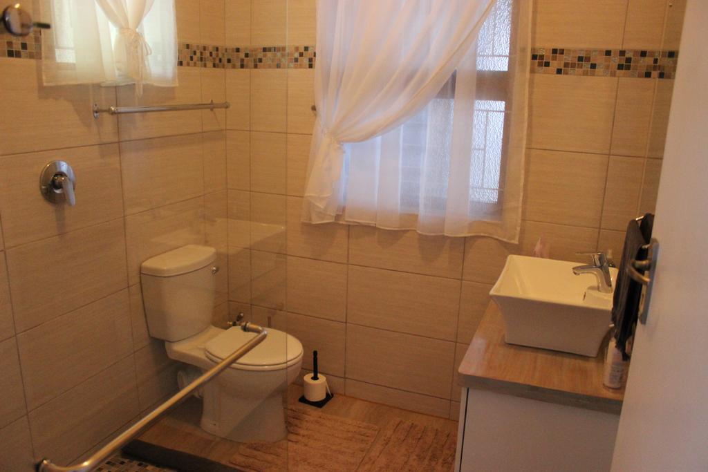 Smuts Ave. Guest Rooms Херманус Экстерьер фото